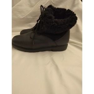 Woman Cougar boots with fur lining. Size 8. Lace up. Leather and suede.